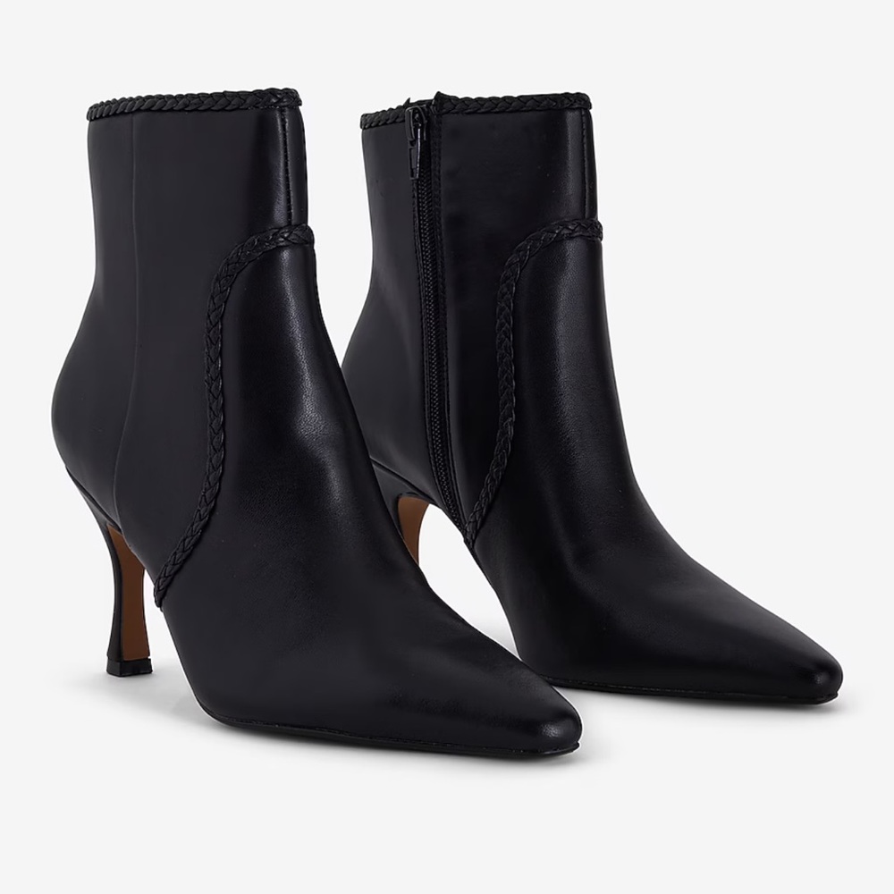 NWT Express Leather Braided Ankle
Booties
Color: Pitch Black
Size: 7